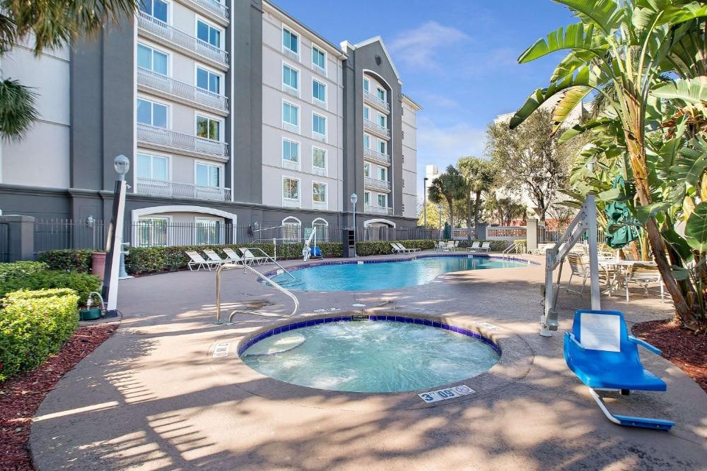 La Quinta Inn & Suites by Wyndham Fort Lauderdale Airport